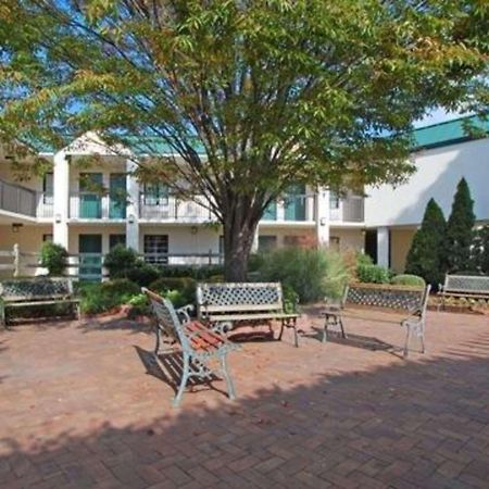 Quality Inn & Suites Hanes Mall Winston-Salem Exterior foto