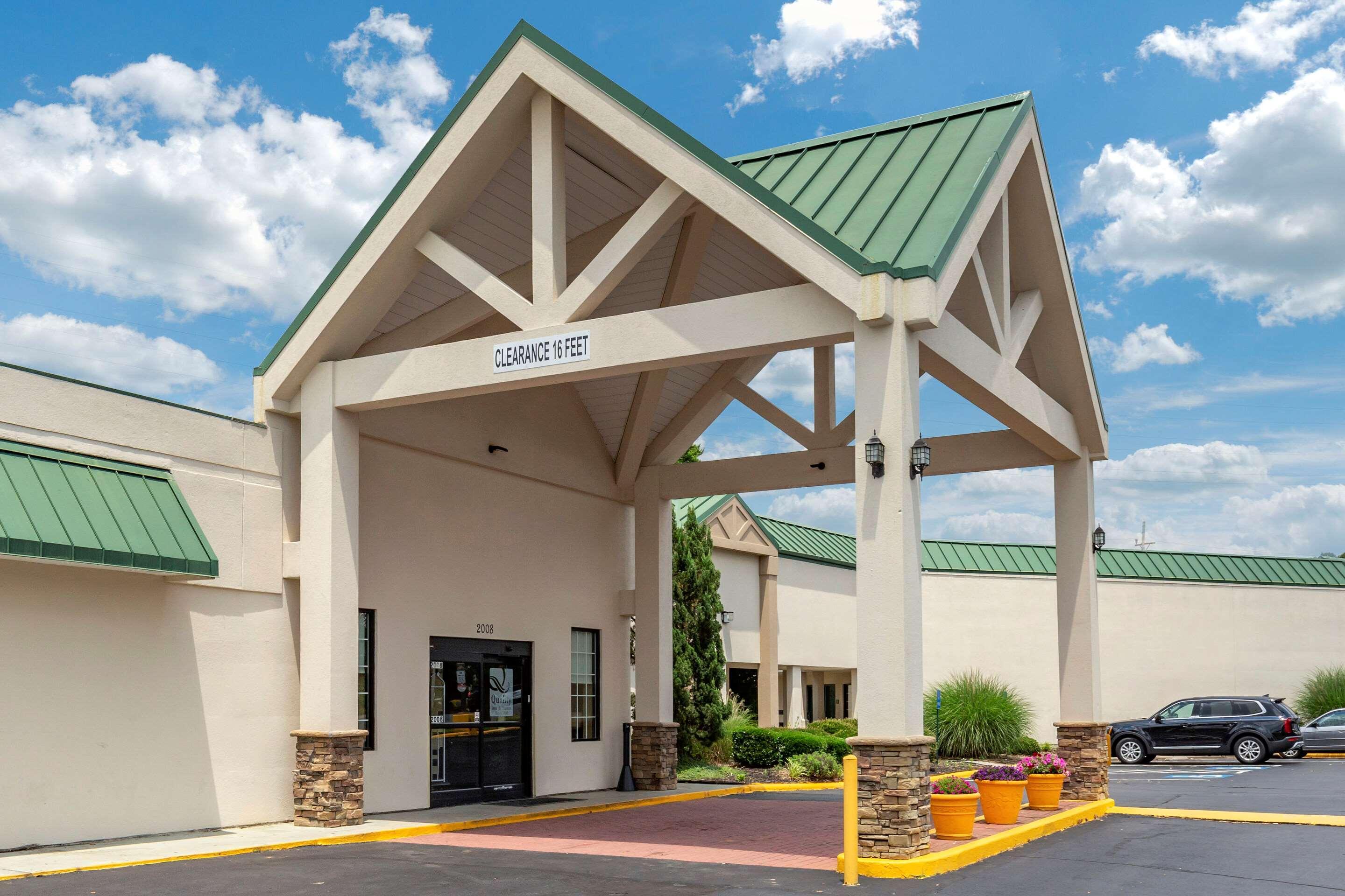 Quality Inn & Suites Hanes Mall Winston-Salem Exterior foto